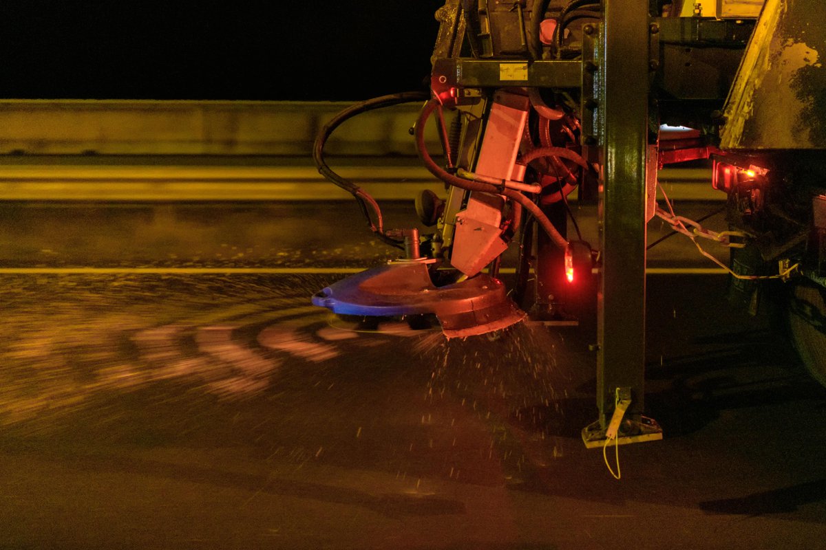 Rijkswaterstaat's tweet photo. Honderden #strooiwagens waren vannacht en vanmorgen al vroeg op pad om de #snelwegen begaanbaar te maken. ❄️ Benieuwd waar er bij jou #gestrooid is? 👉 https://t.co/EkKq5qWIxM #RWSStrooit https://t.co/IvlitgRU2d