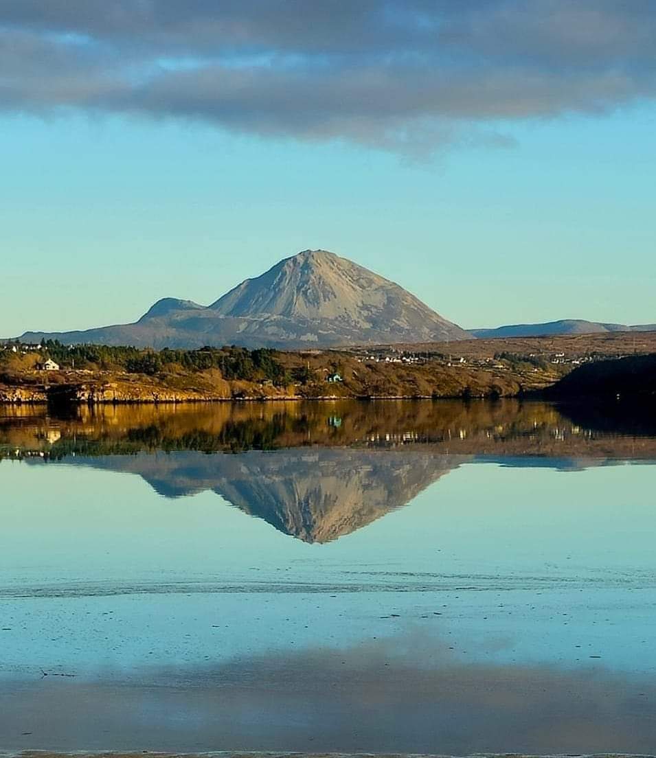 What a picture perfect reflection of Errigal in County Donegal. One of the best I've seen of this beauty.

📸 michaelstevenson (FB)

#travelthroughireland #keepdiscovering #irelandtravel #errigal