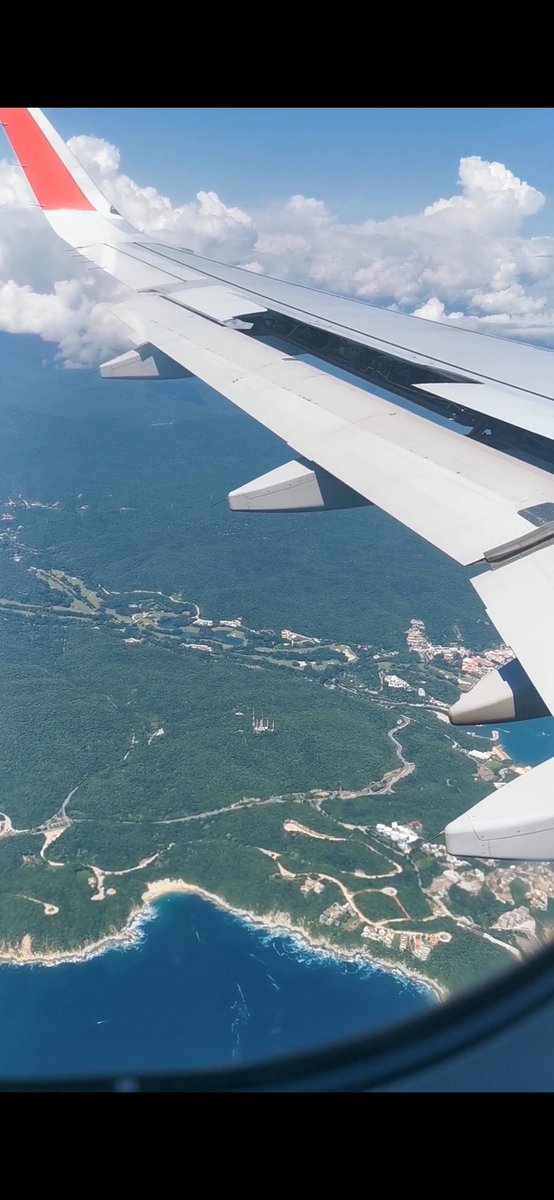 CGuerra26's tweet photo. @RicardoBSalinas Les comparto la vista desde el aire del club de golf @ParotasDe 

Se alcanza a apreciar el buen mantenimiento que le ha dado @RicardoBSalinas a lo largo de los años pues tenerlo así de verde no es una tarea fácil debido al clima en Huatulco por lo que hay que invertirle. https://t.co/VlFgLqeeTJ