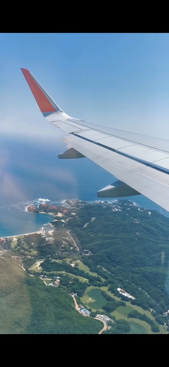CGuerra26's tweet photo. @RicardoBSalinas Les comparto la vista desde el aire del club de golf @ParotasDe 

Se alcanza a apreciar el buen mantenimiento que le ha dado @RicardoBSalinas a lo largo de los años pues tenerlo así de verde no es una tarea fácil debido al clima en Huatulco por lo que hay que invertirle. https://t.co/VlFgLqeeTJ
