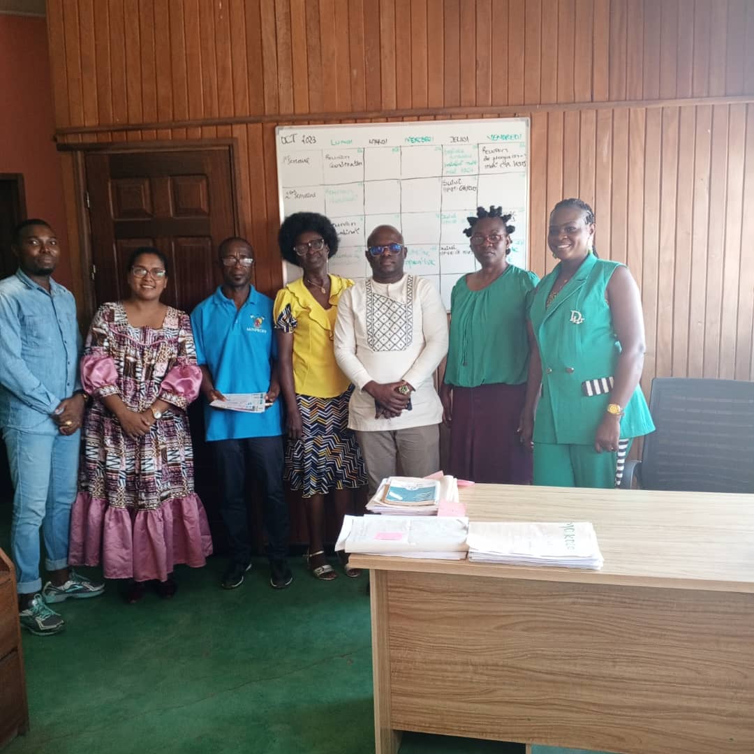 ProjetC3UC3's tweet photo. #partenariat
#administration 

Une collaboration saine avec les autorités facilite notre travail sur le terrain 
Le délégué d'arrondissement du @minproff  de Yaoundé 2eme dans les murs du @ProjetC3UC3 qui bénéficie de l'appui de @EF_LINITIATIVE mise en œuvre par @expertisefrance https://t.co/Btq2dll12n