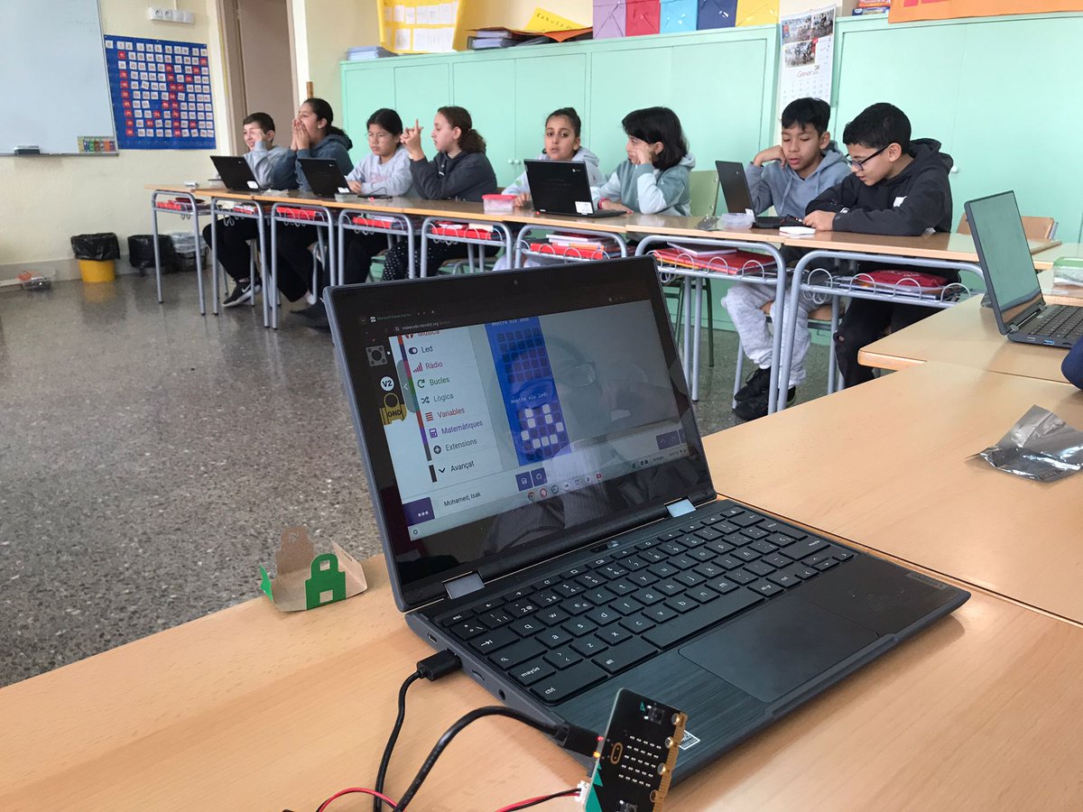 EscolaRocafonda's tweet photo. El grup de 5èA  hem gaudit també d’una sessió de robòtica però amb la Micro-bit. Hem programat uns sensors per detectar la temperatura i la llum. 
#escolarocafonda
#robotica
#microbit
#tallerdigital @aliancesmagnet @culturadigicat @EducacioMataro @educaciocat @SSTTMVO https://t.co/kV9Z0dfV0R