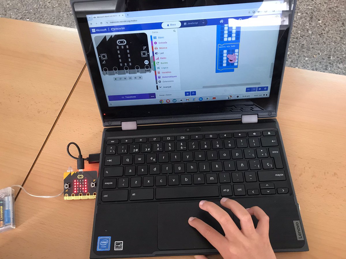 El grup de 5èA  hem gaudit també d’una sessió de robòtica però amb la Micro-bit. Hem programat uns sensors per detectar la temperatura i la llum. 
#escolarocafonda
#robotica
#microbit
#tallerdigital <a href="/aliancesmagnet/">Aliances Magnet</a> <a href="/culturadigicat/">Cultura Digital</a> <a href="/EducacioMataro/">Educació Mataró</a> <a href="/educaciocat/">Educació</a> <a href="/SSTTMVO/">ST_MVO</a>