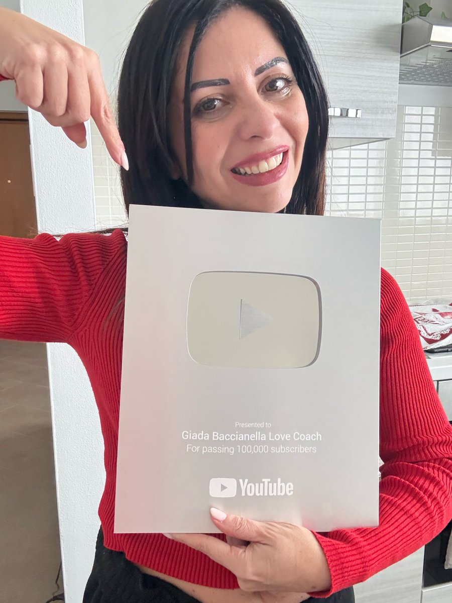 GiadaBLoveCoach's tweet photo. Ho conquistato il prestigioso Premio d’Argento di YouTube, un traguardo che mi eleva tra i migliori youtubers a livello mondiale! Questo riconoscimento scatena un’onda di gratitudine in me, verso me stessa e verso tutte quelle anime straordinarie che hanno creduto nel mio percorso. Ricordo i miei inizi, un viaggio avviato da zero, armata solo di sogni e speranze, che ho trasformato in ambiziosi obiettivi. Ho sacrificato tanto della mia vita personale, ma ogni rinuncia è stata una scintilla che ha alimentato la mia determinazione. La mia missione di vita è aiutare gli altri, e ricevere una simile onorificenza mi convince che sono sulla strada giusta, la mia strada. Un ringraziamento immenso a voi, i miei milioni di follower sui social: senza di voi, questo cammino non sarebbe stato lo stesso. Sono infinitamente grata all’universo, che mi sta restituendo molto più di quanto avessi mai osato chiedere. Ora, con lo sguardo fisso al Premio d’Oro, continuiamo a sognare insieme! P.S. Ho immortalato questo momento con video e foto spontanee, per non dimenticare mai le mie origini ❤️❤️. Grazie di cuore a tutti, miei cari @YouTubeCreators