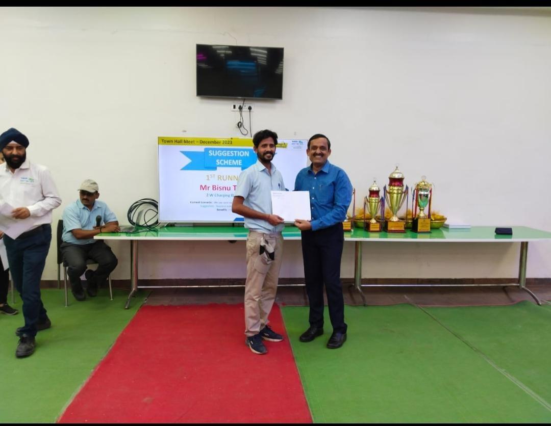 Bishnutripath's tweet photo. I got this award from Tata steel TQM head Mr Manoj Kumar #TataSteel 
#IndiaKiBattery #TataGreenBattery
 #MonthlyMeet #TogetherWeWin https://t.co/Qi1noB6GBQ