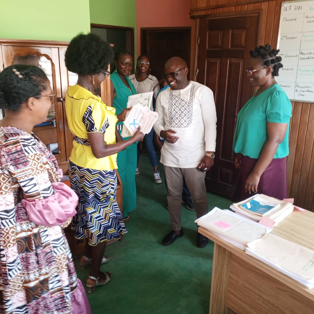 ProjetC3UC3's tweet photo. #partenariat
#administration 

Une collaboration saine avec les autorités facilite notre travail sur le terrain 
Le délégué d'arrondissement du @minproff  de Yaoundé 2eme dans les murs du @ProjetC3UC3 qui bénéficie de l'appui de @EF_LINITIATIVE mise en œuvre par @expertisefrance https://t.co/Btq2dll12n