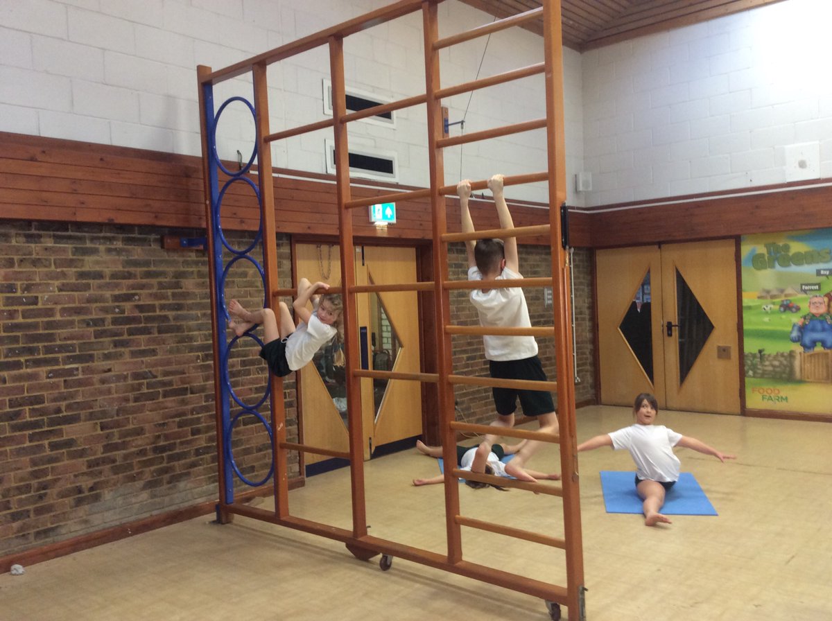 MrsDaniel_RSW's tweet photo. An excellent gymnastics lesson this afternoon creating sequences of jumps, balances travelling and rolls. Great challenge and discipline, Birch😊 https://t.co/qyNWB6AoQb
