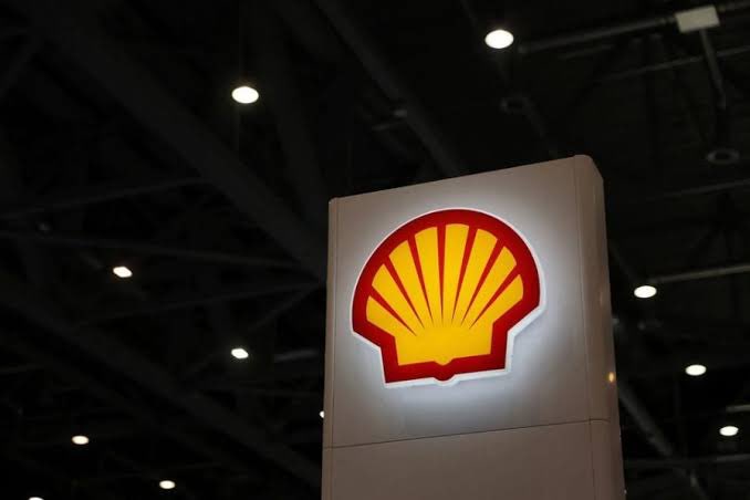British energy major Shell has agreed to sell its Nigerian onshore oil and gas subsidiary in Nigeria to a consortium of five mostly local companies for up to $2.4 billion, after nearly a century of operations there as the deal…
#Shell #OnshoreOil #NNPCL #spdc #Nigeria…