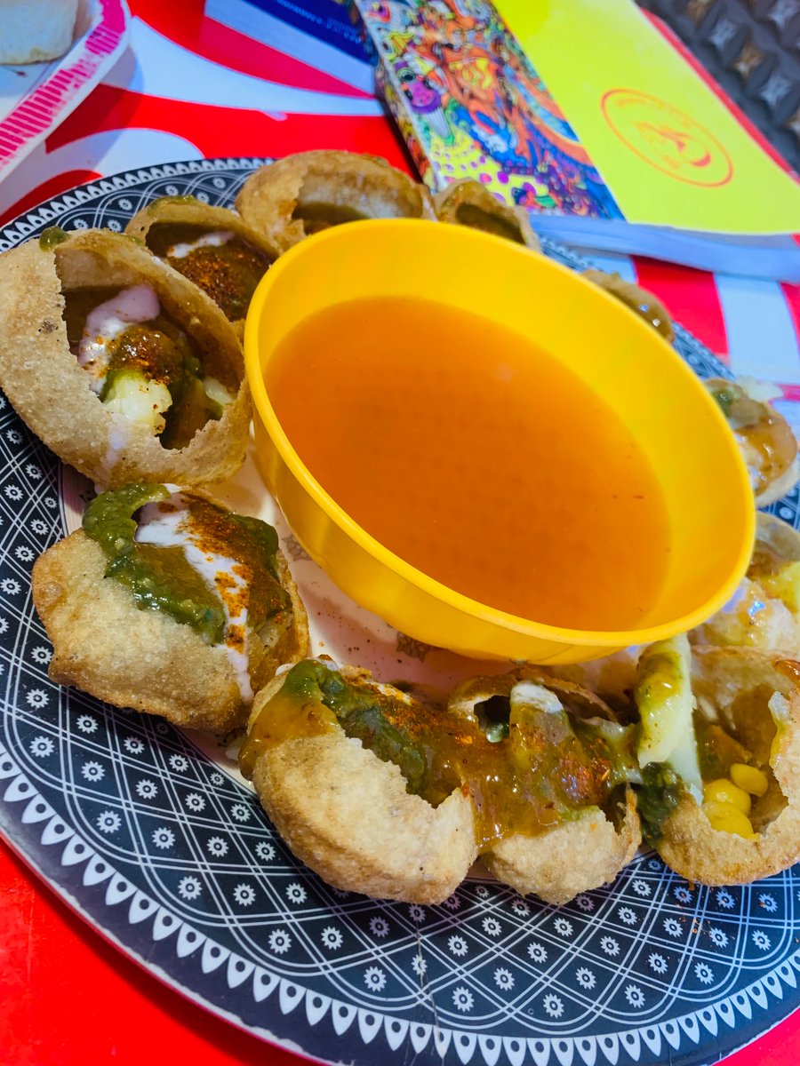 EmSayeda's tweet photo. Who likes golgappas???🤤���� https://t.co/T1WQZf33Ga