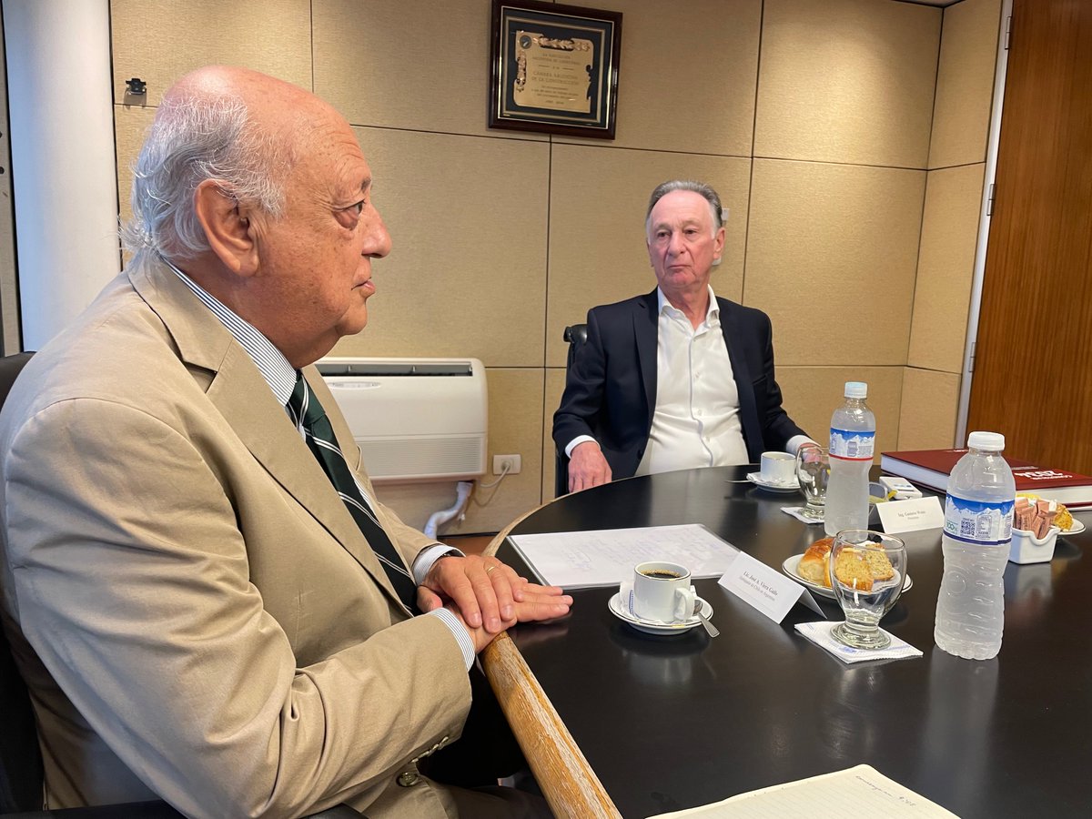 EmbaChileArg's tweet photo. Embajador @VieragalloQ fue recibido por el Presidente de la Cámara Argentina de la Construcción @CamarcoArg y del Consejo de Políticas de Infraestructura @consejo_cpi para abordar los espacios de colaboración 🇨🇱🇦🇷 Estuvieron presentes la  @adebaargentina @UIAok y @CACteinforma https://t.co/HlHj99Lmz8