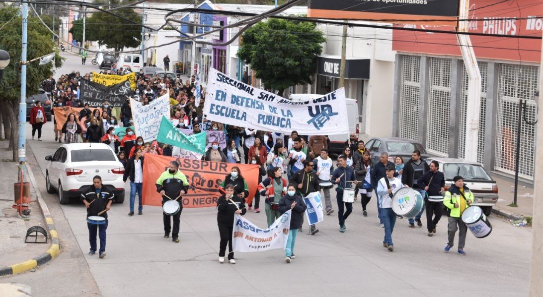 rionegroradio's tweet photo. Zona Atlántica: gremios y movimientos sociales anunciaron la creación de una multisectorial para enfrentar las medidas del gobierno nacional de @JMilei.
🎙️Tras el anuncio dialoga con #RNRadio Mario Pezzatti, secretario general de ATE San Antonio Oeste.
📻 https://t.co/vglHc9AUe4 https://t.co/gv2xFNk7Xw