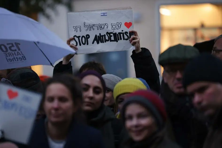 Benjamin_P_Ward's tweet photo. How Can Europe Make Human Rights of Jews Count?
A human rights-centred approach to antisemitism is needed at a time of polarisation. New analysis from @GeorgeWilkes7 and me
https://t.co/xvslrFb6og https://t.co/cVnBJEgg9R