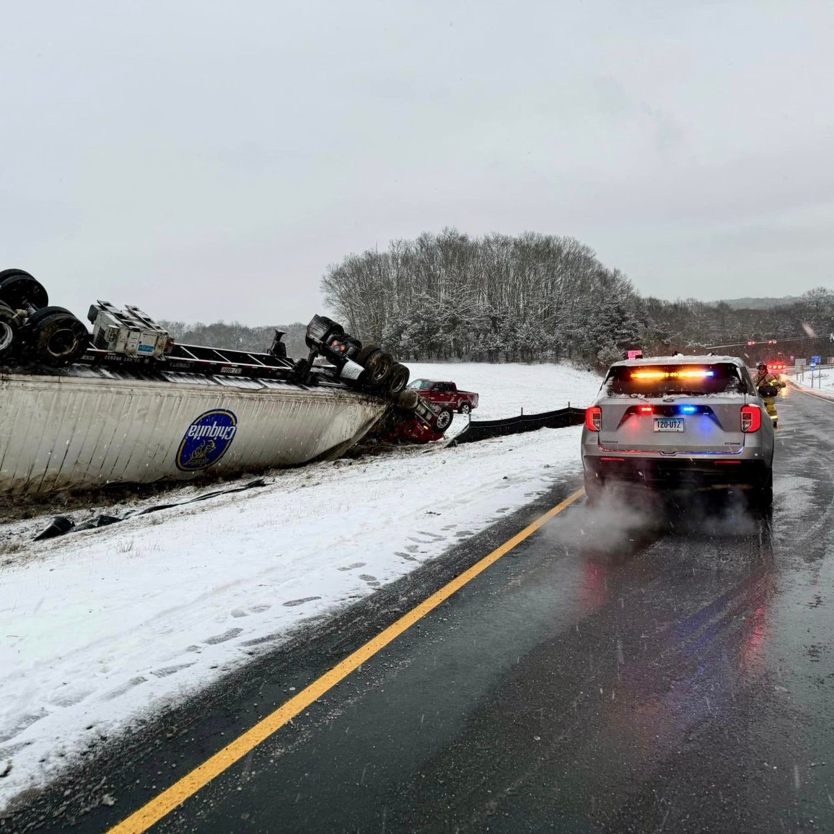 WTNH's tweet photo. A tractor-trailer carrying 40,000 pounds of bananas crashed Tuesday morning on Interstate 95 in Stonington, according to state police. https://t.co/au1OeyrS0P https://t.co/Gfk5nW5DGt