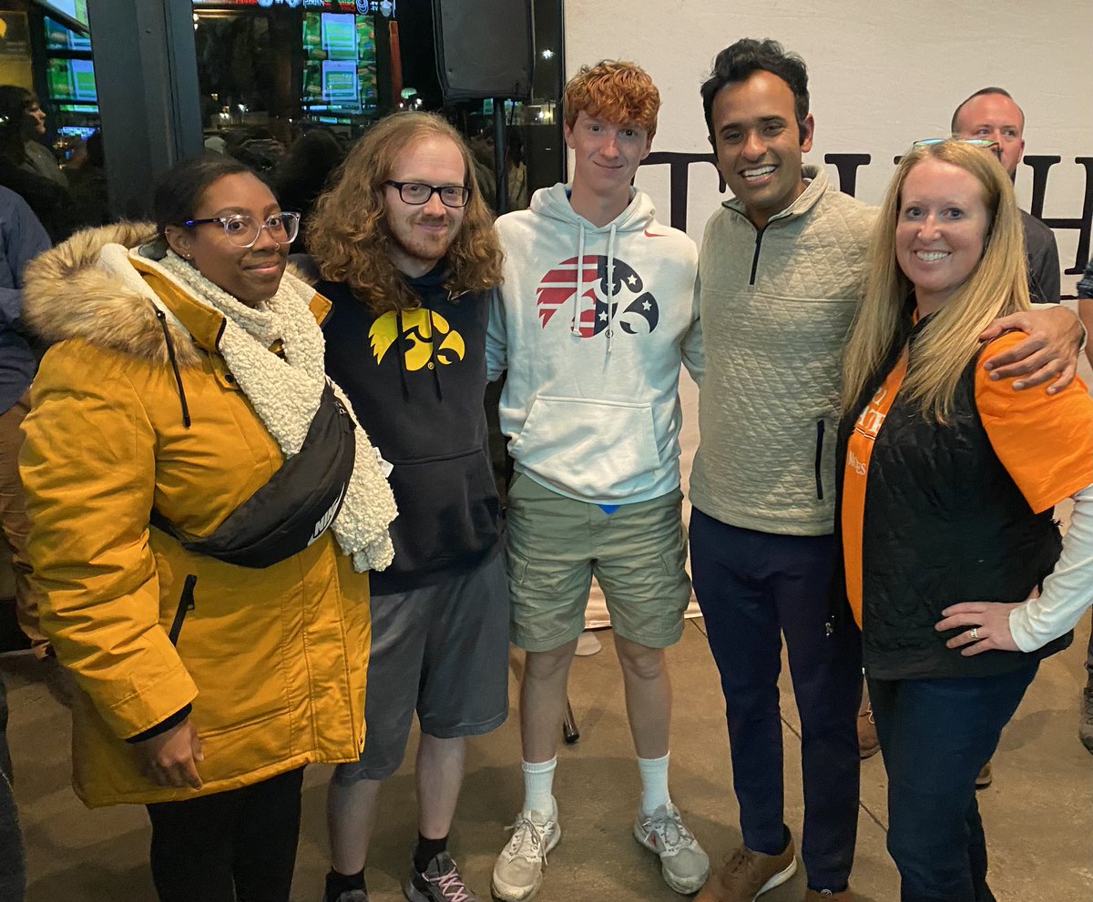 tpatrick0888's tweet photo. @VivekGRamaswamy work ethic & leadership is unmatched. After meeting him and sharing about my school board run, he recognized me at an event in my district, called me up by name and let me speak - knowing 1776 moments matter w/local elections, too! #keepspeakingtruth #honored https://t.co/Ga0SV4Iiuk