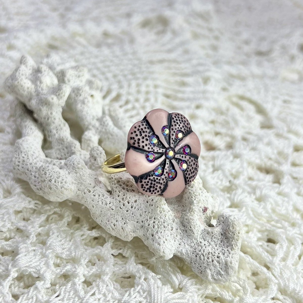 throbox_0601's tweet photo. 💎Remake vintage ring💎

ヴィンテージのチェコガラスボタンを
リメイクリングにしました。
2,500yen +送料

online store掲載中。
Instagramでの通販対応も承っております！
ご質問・購入希望・商品詳細など
お気軽にDMにてお問合せ下さいませ。 https://t.co/0XGn1TcT7j
