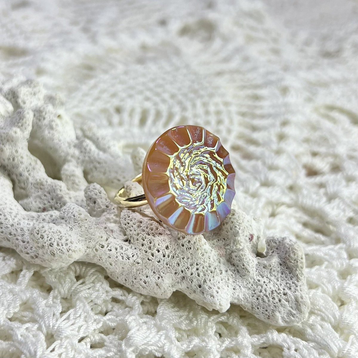 throbox_0601's tweet photo. 💎Remake vintage ring💎

ヴィンテージのチェコガラスボタンを
リメイクリングにしました。
2,500yen +送料

online store掲載中。
Instagramでの通販対応も承っております！
ご質問・購入希望・商品詳細など
お気軽にDMにてお問合せ下さいませ。 https://t.co/0XGn1TcT7j