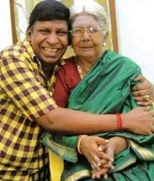 kayaldevaraj's tweet image. ஜனவரி 18

மதுரை விரகனூரில் வசித்து வந்த பிரபல நகைச்சுவை நடிகர் வடிவேலுவின் தாயார் சரோஜினி என்கிற பாப்பா (87), கடந்த 2023 ஜனவரி 18ம் தேதி உடல்நலக்குறைவு காரணமாக காலமானார்.  இன்று அவரது முதலாண்டு நினைவு நாள்.

#Vadivelu #Sarojini (a) #Pappa
#VadiveluMother