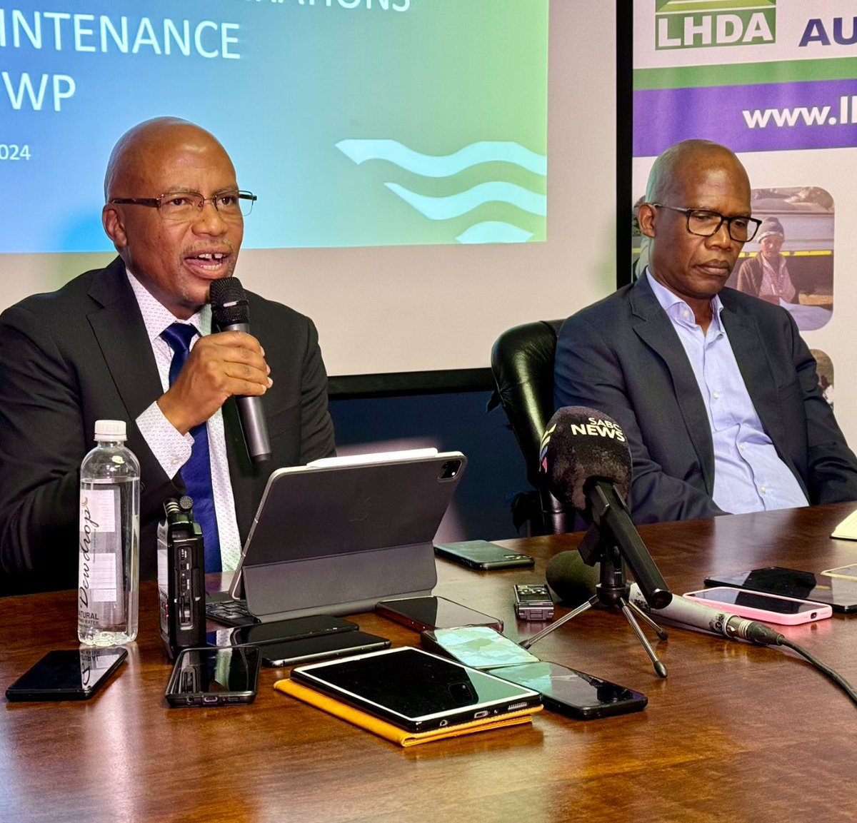 ntateRaps's tweet photo. #LHDA is on 6 months water shutdown to #RSA. A scheduled maintenance due to start in Feb. will see the #Katse_Dam to #AshRiver tunnel output closed for maintenance. The operation will also see #Lesotho’ only #HydroStation 70megawatt shut down. @Sophie_Mokoena #sabcnews https://t.co/2V9MFTvAeo