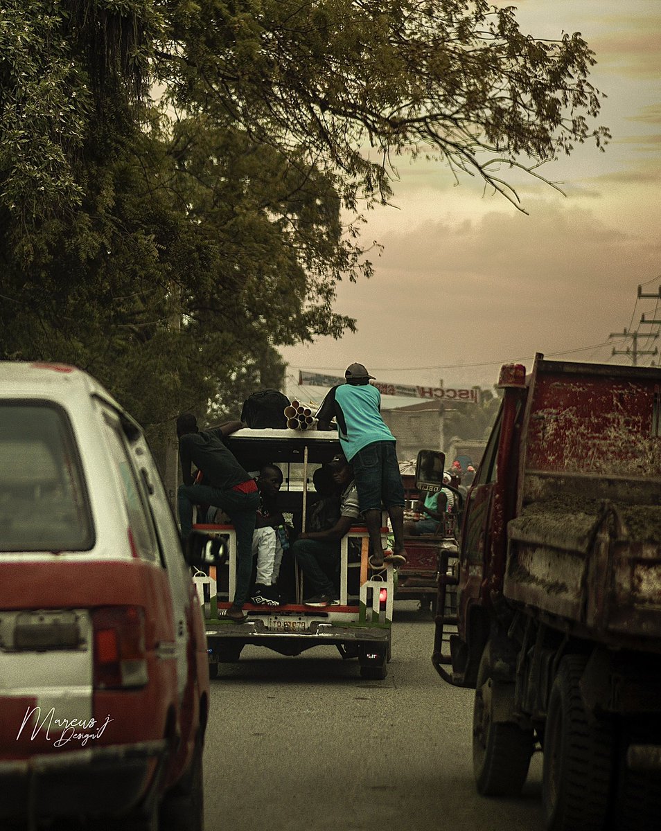 DesignMareus's tweet photo. I invite you to immerse yourself in this visual festival featuring exceptionally creative vans in Haiti 🇭🇹. https://t.co/4wgqDnZmME