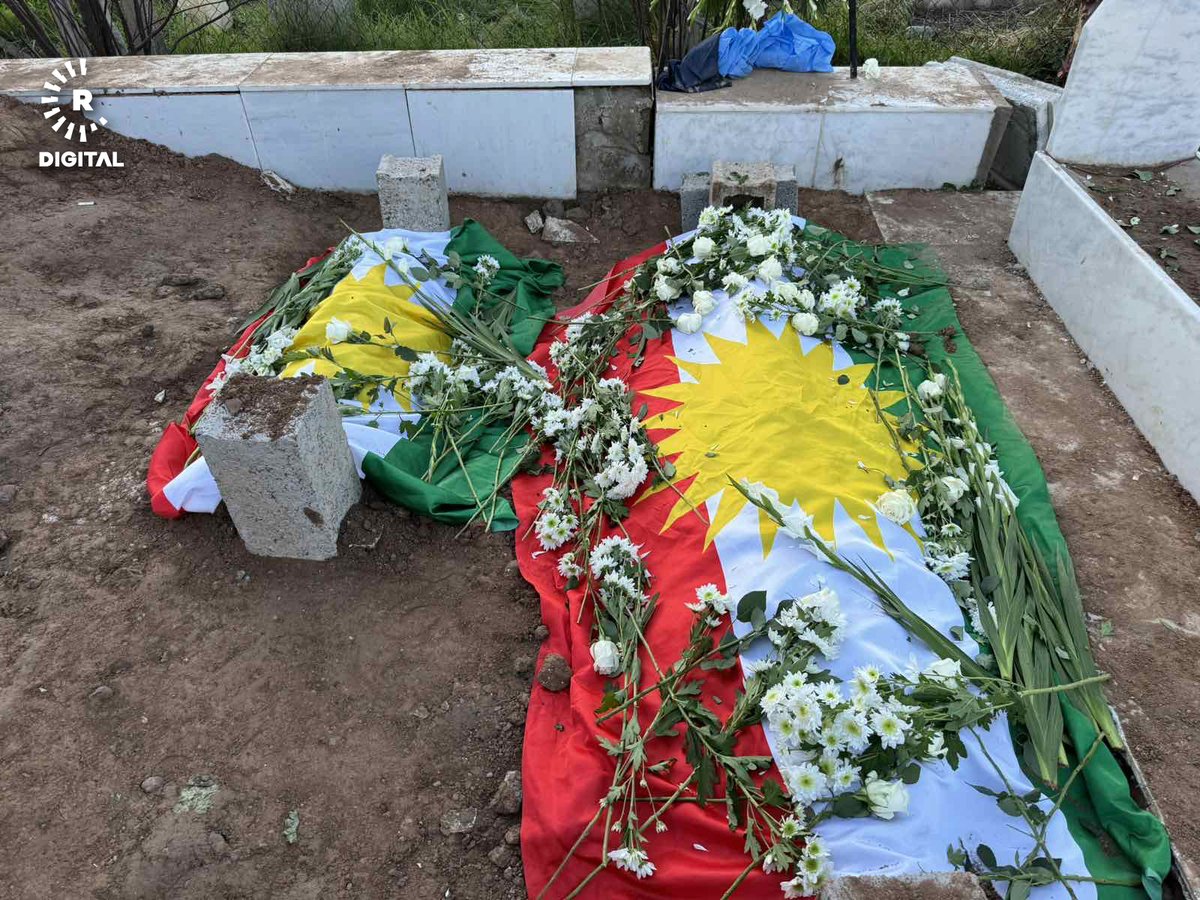 Rudawkurdish's tweet photo. وێنەیەک لە گۆڕستانەوە؛ دوێنێ ئەم کاتە پێشڕەو دزەیی و منداڵە بچووکەکەی لە ماڵەکەیان لەگەڵ ئەندامانی دیکەی خێزانەکەیان کۆببوونەوە، بەڵام مووشەکی ئێران نەیهێشت کۆبوونەوەکەیان تەواو بکەن و ئەمڕۆ هەردووکیان بە تەنیشت یەکدییەوە لە گۆڕستان بە خاک سپێردران.

وێنە: جێگر عومەر - رووداو https://t.co/8csHF5yBIh