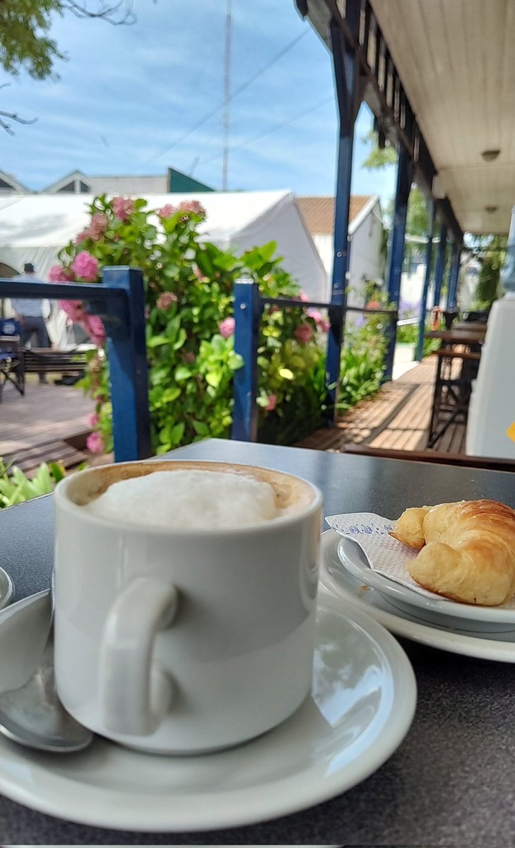 Mfmagnetto_TW's tweet photo. Todo el mundo afuera. Llegó el #MomentoCafe desde #YCA #MDQ Dedicado a @majogm ! https://t.co/RxAuKEa0fK