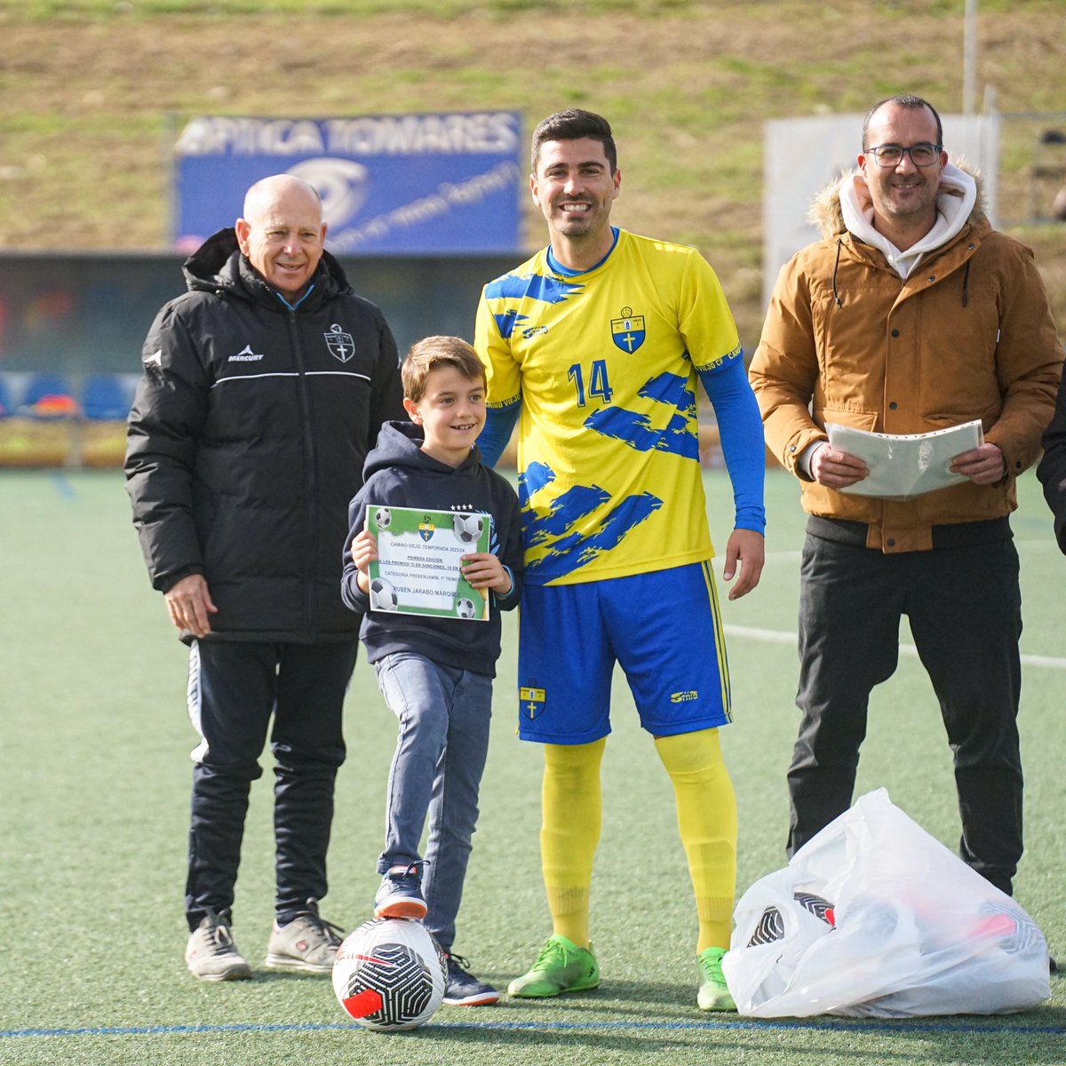 caminoviejo_cf's tweet photo. 📖 El pasado domingo durante el descanso del partido que nos enfrentó al CMD San Juan, se produjo la entrega de premios  “0 sanciones, 10 en el cole”.

👏🏼 ¡Enhorabuena a los premiados!

#CaminoViejo #MasQueUnClubUnaFamilia https://t.co/1YmCiIK5Zi
