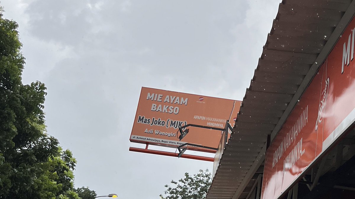 td ada pengamen di sini lg nyanyi. tp ternyata beliau (maaf) gagu… iya agak beda emg, tp coba bayangin dlu 😢

harus banyak2 bersyukur ya kita