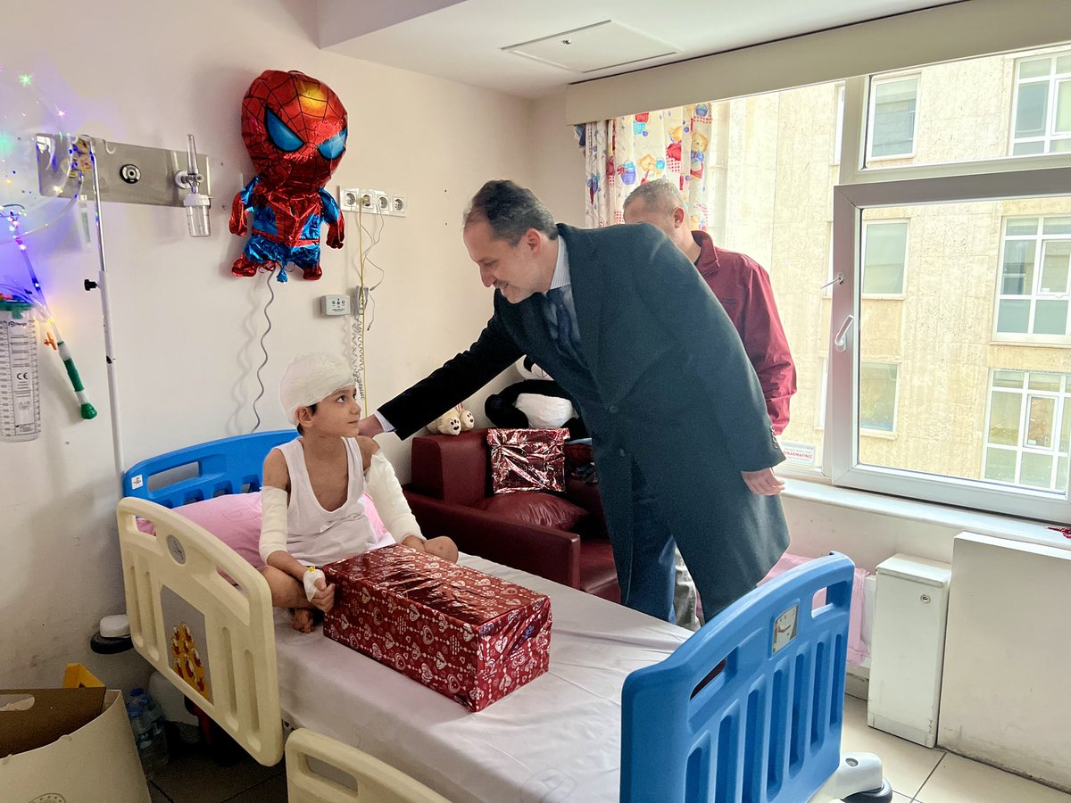 erbakanfatih's tweet photo. Geçtiğimiz günlerde Ankara’da sokak köpeklerinin saldırısına uğrayan Tunahan Yılmaz evladımızı hastanede ziyaret ederek hediyemizi takdim ettik. Tunahan evladımıza Allah’tan acil şifalar diliyoruz. Yeniden Refah belediyeciliğiyle sokak köpekleri sorununa son vereceğiz, tüm sokak hayvanlarını halkımızın internet üzerinden 24 saat canlı olarak izleyebileceği yüksek kalite ve konfora sahip bakım merkezlerinde yaşatacağız.