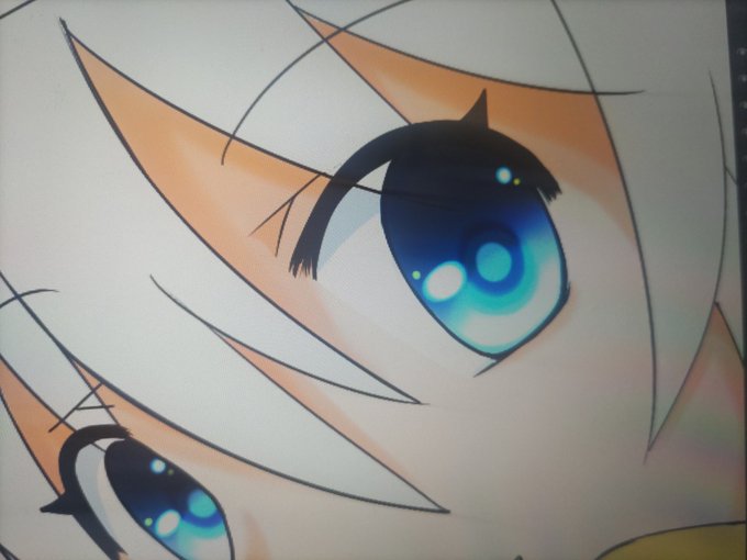 ポーズがなかなかしっくりこないので目だけ塗りましたw