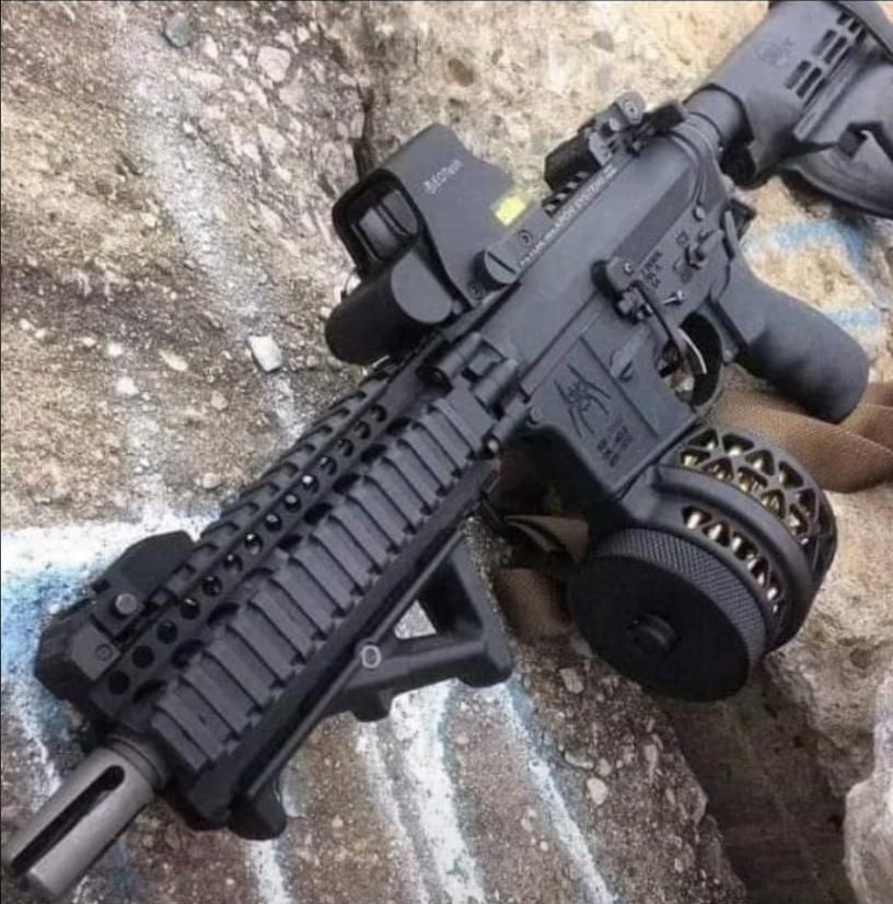 AmeriqueInfo7's tweet image. Solino anba bal

Gwoup gang ki ta sanble soti nan lòt katye anvayi Solino epi ap simen gwo kout bal, pike dife nan kay popilasyon Solino a maten madi 16 janvye 2024 la. Moun yo mande moun ki di yo se otorite yo pou kanpe sa. 

Yè, yo ta menm kenbe yon machin blan plak ofisyèl ki…