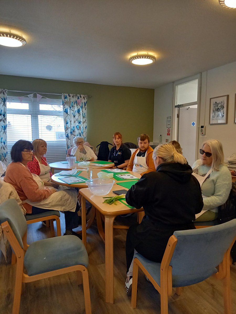 MerthyrVH's tweet photo. The New Year has got off to a great start as we've teamed up with @CTMUHBDietetics to cook up a storm! Members have been discussing how to create delicious meals on a budget, as well as learning all about nutrition and making healthy choices. #FoodWiseForLife #FoodWise https://t.co/kfBKUuApVN