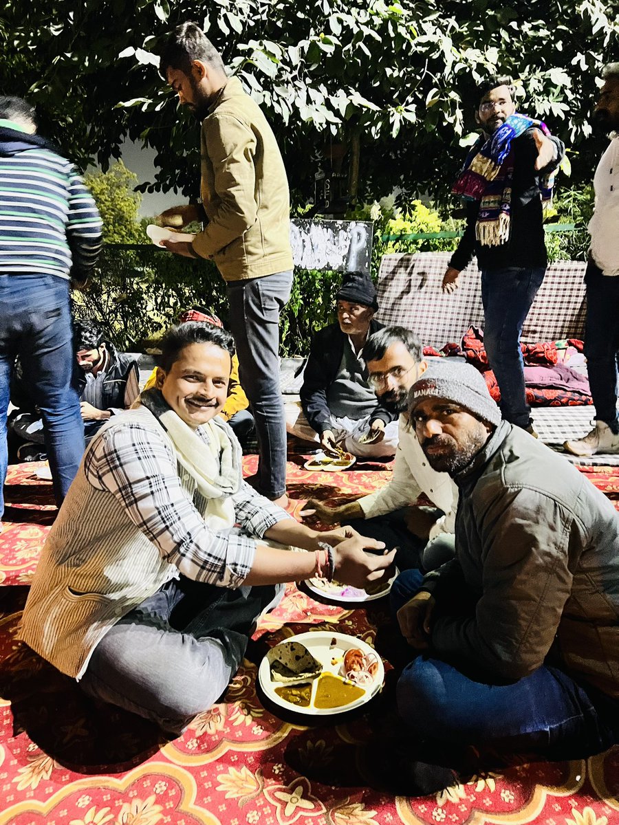 मुश्किल का दौर में ये काम किया जाये,
कोई भूखा ना रह जाएँ, इंतजाम किया जाये।
आज मेरे बड़े भाई बहन जो पिछले कुछ दिनों से RAS EXAM को पोस्टपोंड करवाने के लिए यूनिवर्सिटी में धरने पे बैठे है उनको भोजन करवा ने का सौभाग्य प्राप्त हुआ और साथ में भोजन किया
 #RAS_MAINS_आगे_करो
<a href="/JATbera1/">Bhera ram</a>