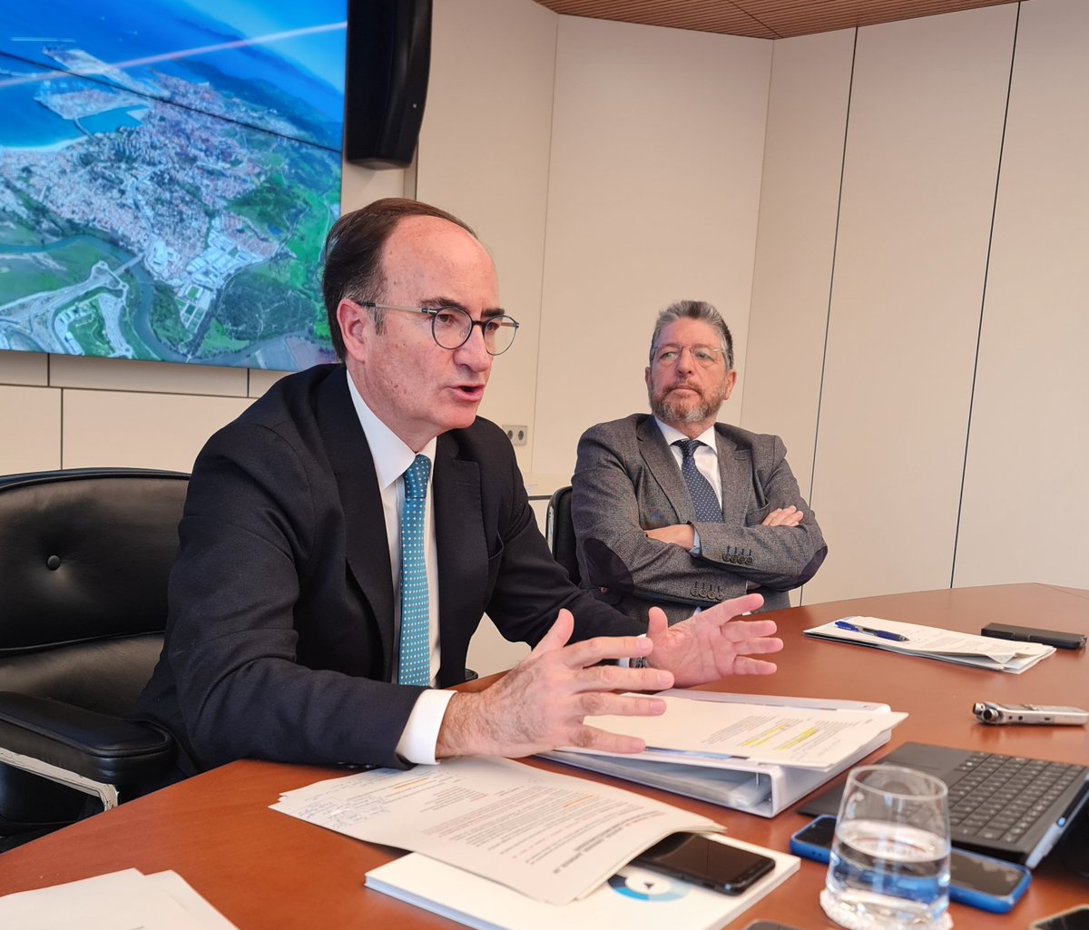 PuertoAlgeciras's tweet photo. 🚢 El Puerto de #Algeciras operó en sus terminales de contenedores 211 #megaships en 2023, un 47% más, en un ejercicio que por 8º año consecutivo superó los 100 millones de toneladas de actividad

#Récord #AlgecirasA1000 1⃣0⃣0⃣0⃣ #Balance2023 https://t.co/iyumguFKI7