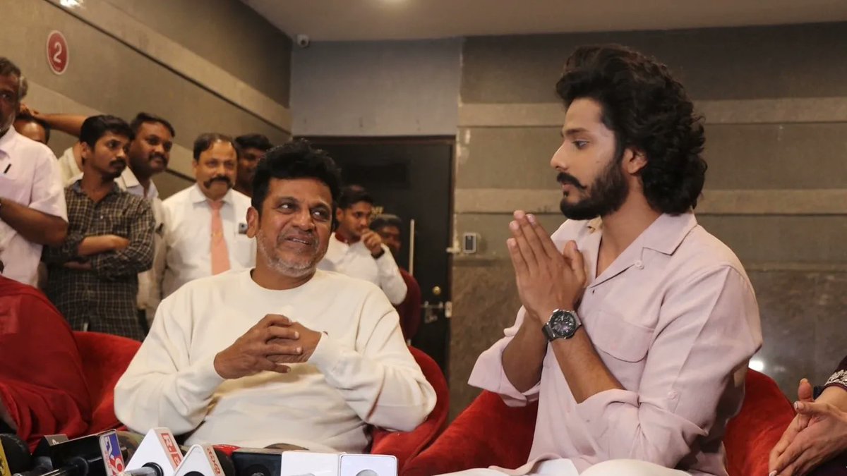 ShivaSainya's tweet photo. #Shivanna Watched #Hanuman Today Blessed whole team. Hero @tejasajja123 traveled from hyb to take blessings from #Shivanna ❤

#HanuManCreatesHistory

#DrShivarajkumar #Shivarajkumar  #ShivaSainya #HanumanHits100cr

@NimmaShivanna ❤ @PrasanthVarma @Actor_Amritha @ShivaSainya https://t.co/31Z1Pz3ttQ