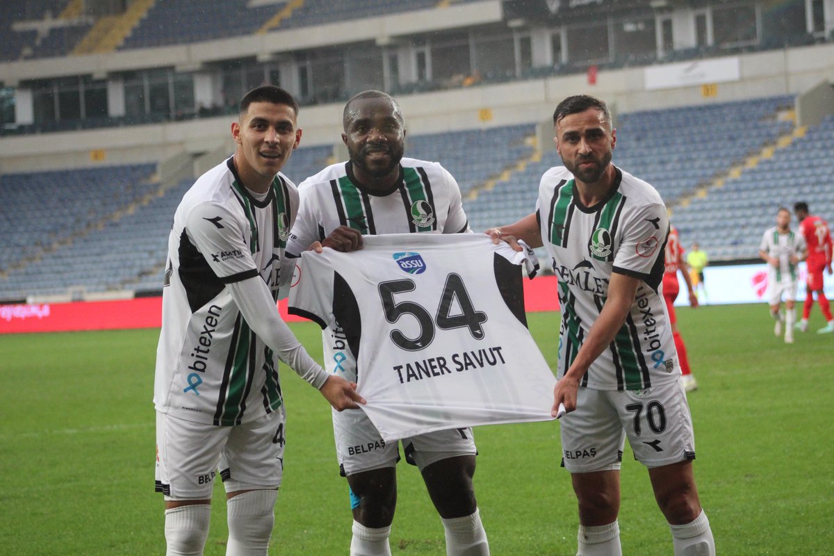 Sakaryaspor's tweet photo. 📸 Müsabakanın ilk yarısından kareler.
#HTYvSAK https://t.co/AM9TcNlYoc