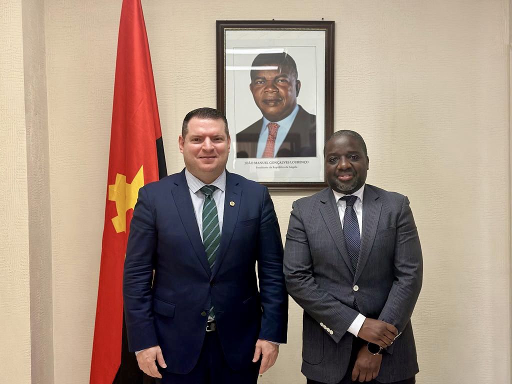 EmbaVEAngola's tweet photo. Hoy #16Ene, Lello João Francisco, Presidente de la Agencia de Inversión Privada y Promoción de Exportaciones de Angola #AIPEX, conversó con el embajador @marlonjosepl sobre importancia de la #cooperación sur sur global y las oportunidades existentes de interactuar con el @CiipVen https://t.co/YLmG7way0E