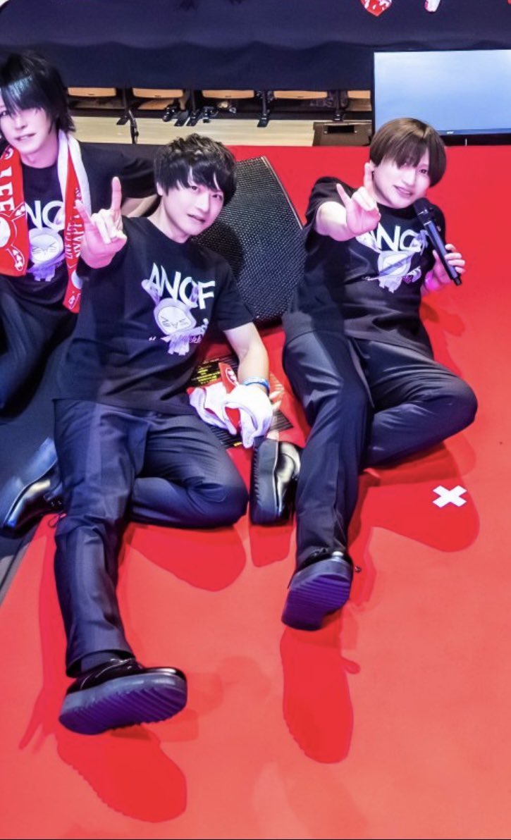 iketeruki's tweet photo. 今更ですがこの2人、

全く同じポーズでTシャツのシワまでそっくりなの仲良しにも程があると思いませんか✨笑

おやすみ🤘🤘💤 https://t.co/pEgGhxAuWQ