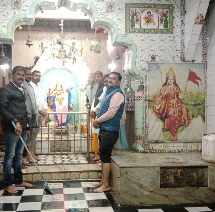 Manishc8120's tweet photo. मान.प्रधानमंत्री नरेंद्र मोदी जी के आह्वान पर मंदिर स्वच्छता अभियान के अंतर्गत सरस्वती मंदिर बड़ा बाजार मंदिर परिसर में साफ सफाई की सेवा का सौभाग्य प्राप्त हुआ इस अवसर पर निगम अध्यक्ष वृंदावन अहिरवार जी श्री रितेश मिश्रा जी श्री अंशुल हर्षे जी विशेष रूप से उपस्थित थे https://t.co/kgy3Sxsv7g