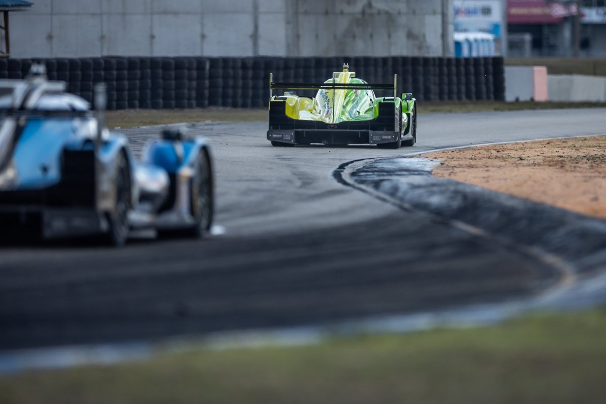 The wall separating the service alley from the mechanics and service, characteristic for🇺🇸American racing, is an element that comes from the history of racing and adds even more excitement to the whole show. Mechanics🛠️⚙️jumping over it with wheels and tools in their hands look