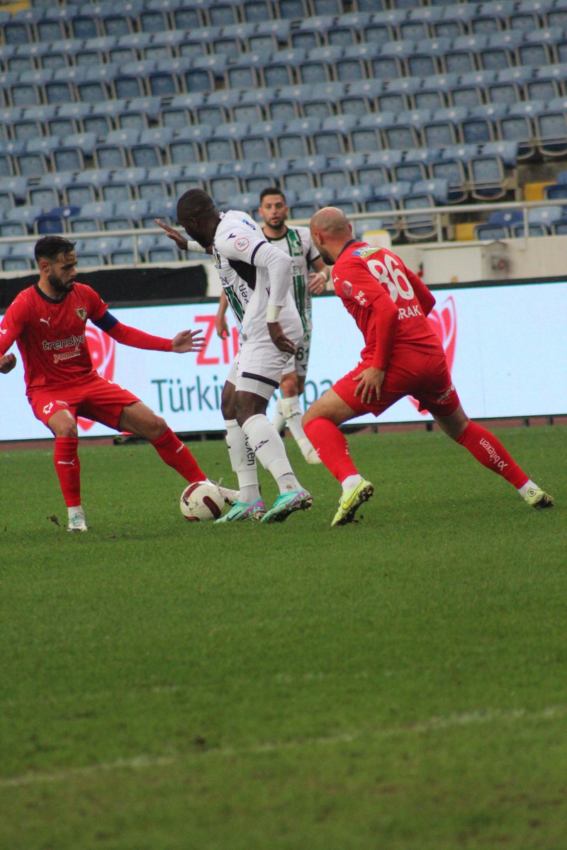 Sakaryaspor's tweet photo. 📸 Müsabakanın ilk yarısından kareler.
#HTYvSAK https://t.co/AM9TcNlYoc