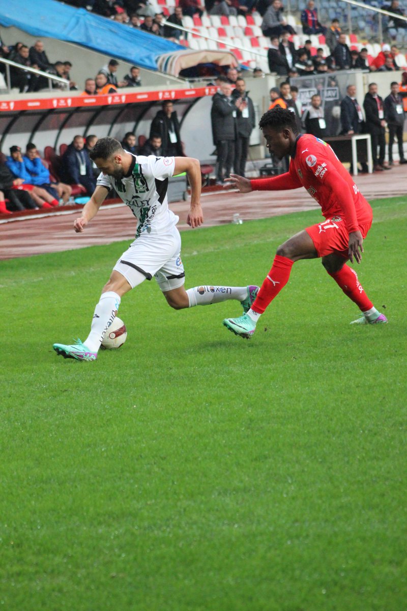 Sakaryaspor's tweet photo. 📸 Müsabakanın ilk yarısından kareler.
#HTYvSAK https://t.co/AM9TcNlYoc