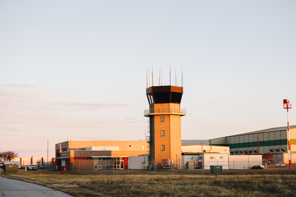 flyxna's tweet photo. #TowerTuesday Just look at the way the light hits the XNA Tower 😍
.
.
#morning #atct #flyxna #sun #airport https://t.co/Vc8RDDF1Ll
