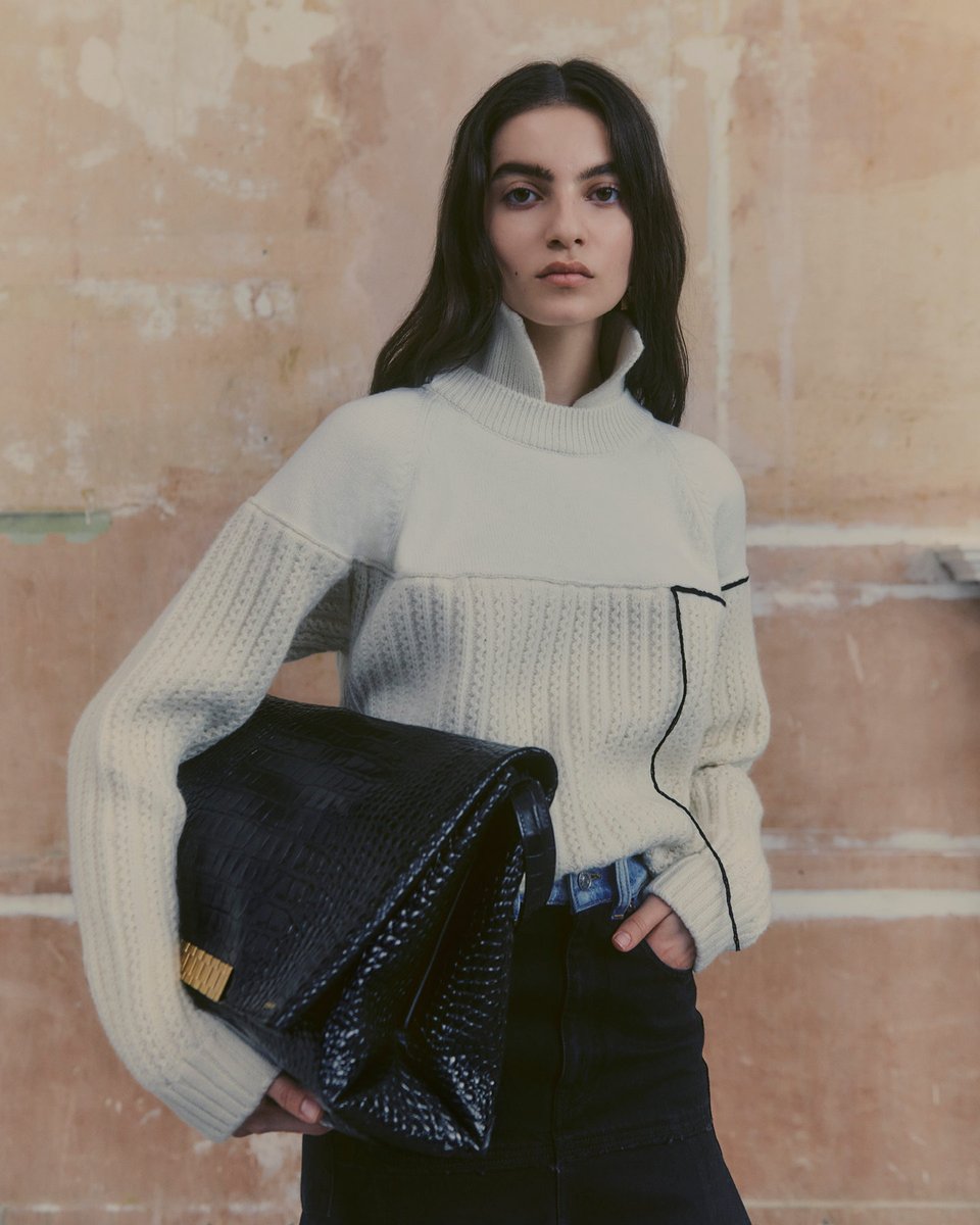 victoriabeckham's tweet photo. Tactile knits, paired with the Jumbo Croc-Effect #VBChain.
Discover #VBPSS24 now >> https://t.co/yGmRTE2tyF https://t.co/WpYhHAQoK1