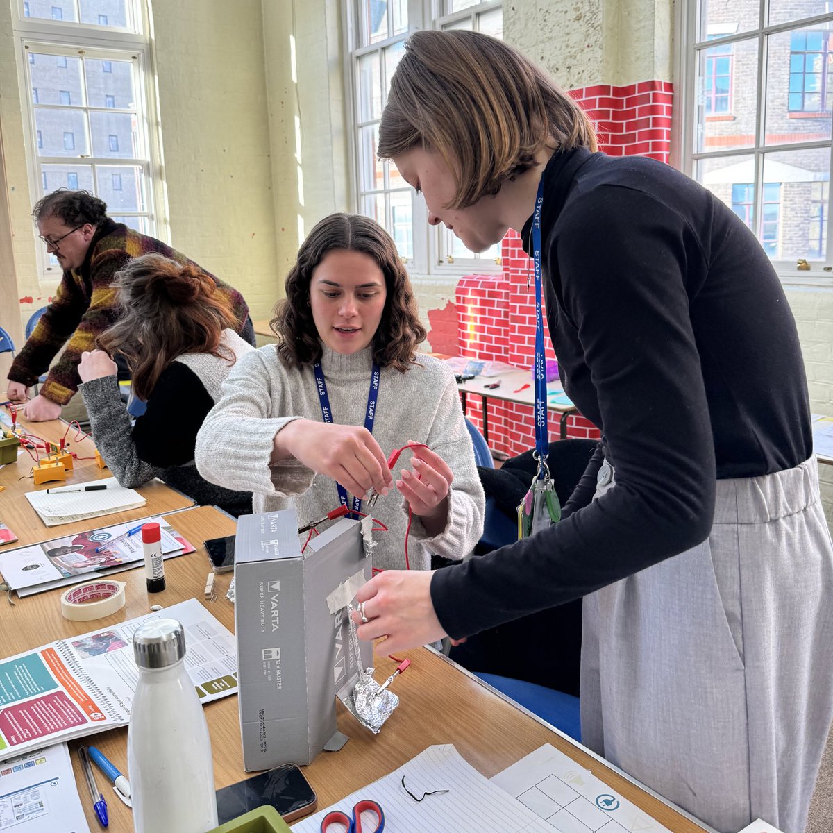 OvalLearning's tweet photo. Itβs such a valuable part of @ogdentrust training that teachers have the opportunity to try experiments, problem solving collaboratively and getting into the minds of their pupils. https://t.co/Qr5wcaTUjP