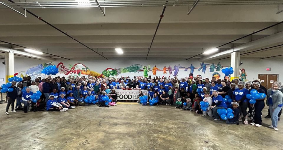 MichaelWTipton's tweet photo. A few photos of our 200+ amazing @BCBSLA, @EntergyLA &amp; @HealthyBlueLA volunteers who packed 75,000+ meals for those in need at @brfoodbank - similar events taking place across the state later this week, in total packing 200,000 meals for the people of Louisiana! https://t.co/IYlyFsPAra