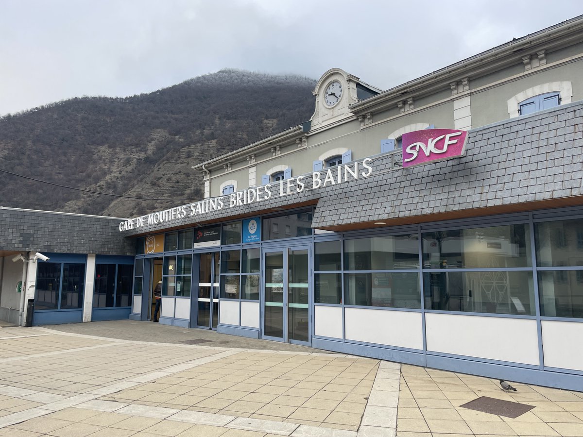 Altibus's tweet image. 📢 Prochain arrêt : la gare de Moûtiers-Salins-Brides-Les-Bains 🚈 !
Pour les stations ❄️ de @Brideslesbains @ChampagnyenV @courchevel @latania3vallees @LesMenuires @Meribel3vallees @Pralognan @Valmorel_alps ou @Val_Tho rendez-vous à la gare routière pour prendre votre navette 🚍