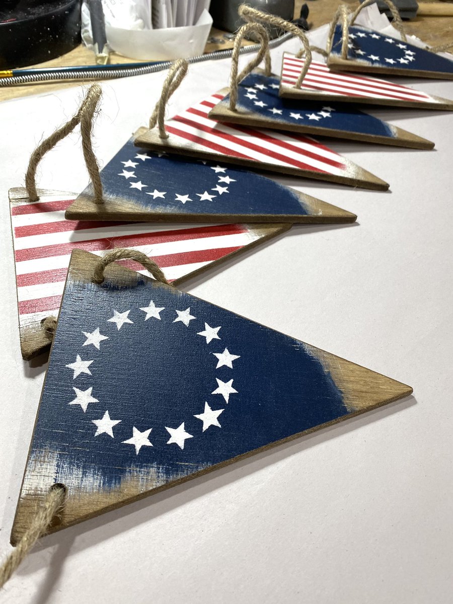 Such a timeless piece that can be used all year long! Link in bio to shop!
#madeinusa #etsy #maine #betsyross #patriotic #patriot #usa #SmallBusiness #handcrafted #woodworking