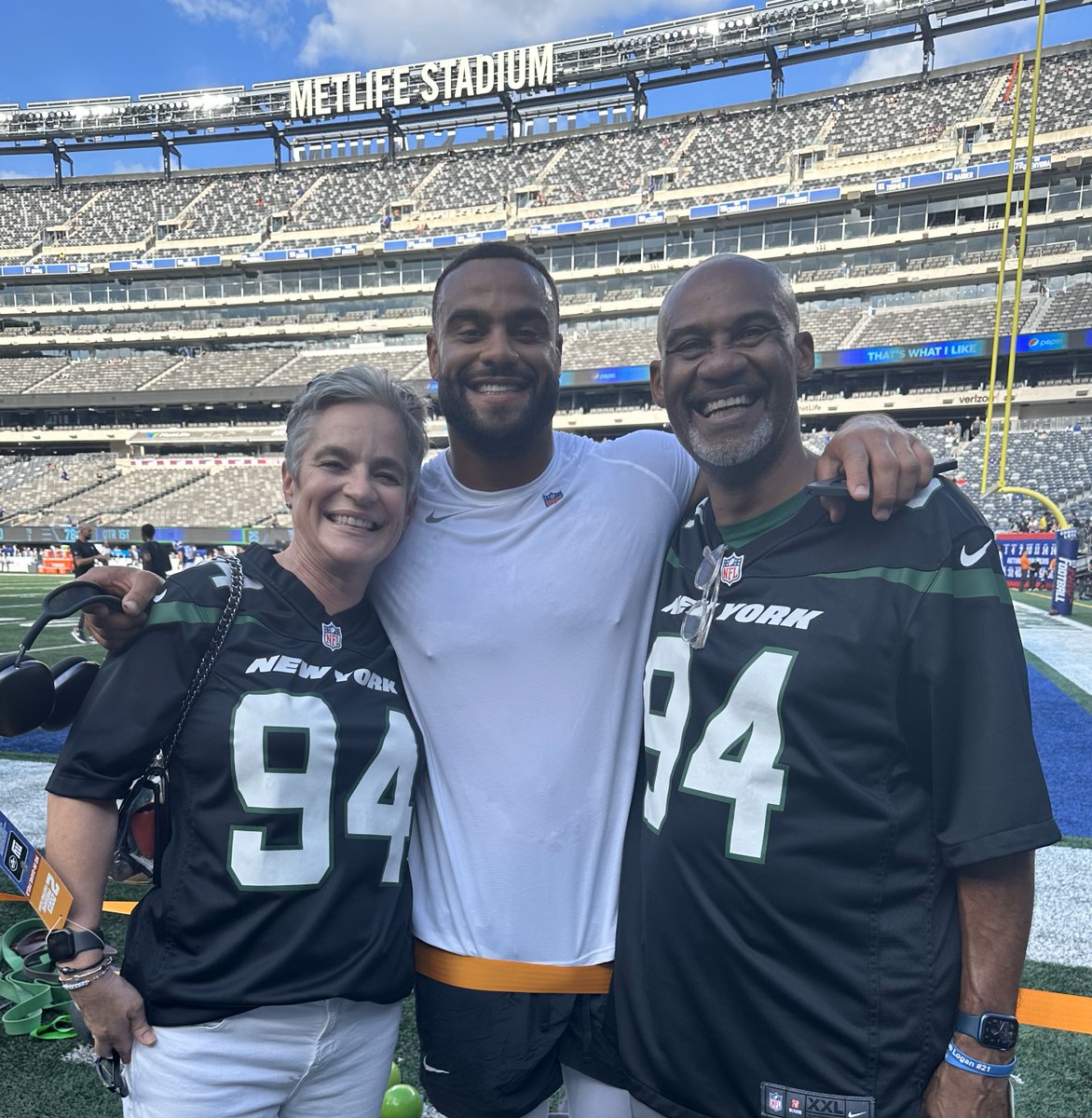 Martha, Solomon, and Chris turned their pain into purpose - support the work of The Defensive Line by entering the Alltroo Sweepstakes. #wpmoy @nfl @alltroo @sollythomas90 💙🏈
alltroo.com/rally/solomon-…