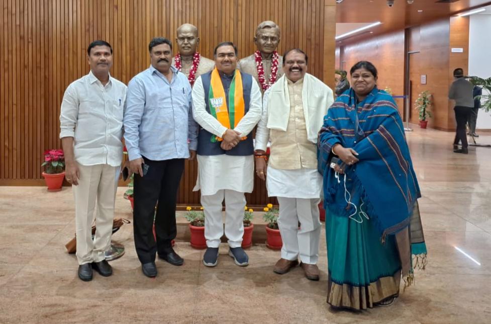 DugyalaPradeep's tweet photo. ఈ రోజు ఢిల్లీలో బీజేపీ తెలంగాణ రాష్ట్ర ఇన్‌ఛార్జ్ @sunilbansalbjp గారు,  బీజేపీ రాష్ట్ర ప్రధాన కార్యదర్శిగా(Org) శ్రీ చంద్రశేఖర్ గారు నిర్వహించిన సమావేశంలో సహచర బీజేపీ రాష్ట్ర ప్రధాన కార్యదర్శులు @ShruthiBangaru గారు, @GPR4BJP గారు, కాసం వెంకటేశ్వర్లు గారి తో కలిసి పాల్గోనడం  జరిగింది.