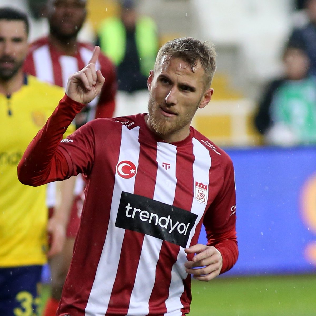 Eyüpspor, Sivasspor'dan Samu Saiz'ı 2.5 yıllığına kadrosuna kattığını açıkladı.